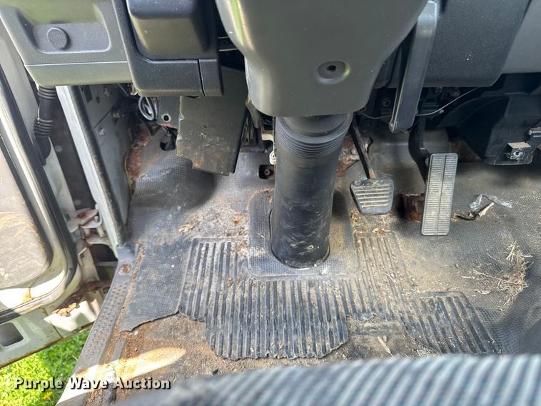 image for item EA2370 2005 Chevrolet W3500 truck cab and chassis