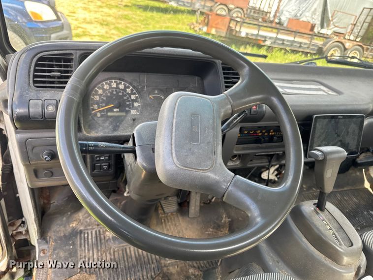 image for item EA2370 2005 Chevrolet W3500 truck cab and chassis