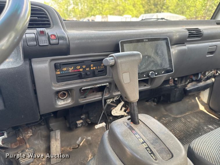 image for item EA2370 2005 Chevrolet W3500 truck cab and chassis