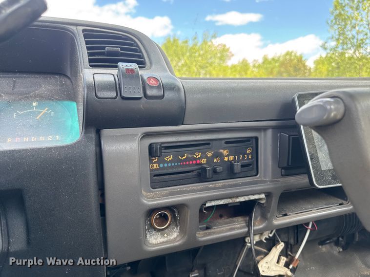 image for item EA2370 2005 Chevrolet W3500 truck cab and chassis