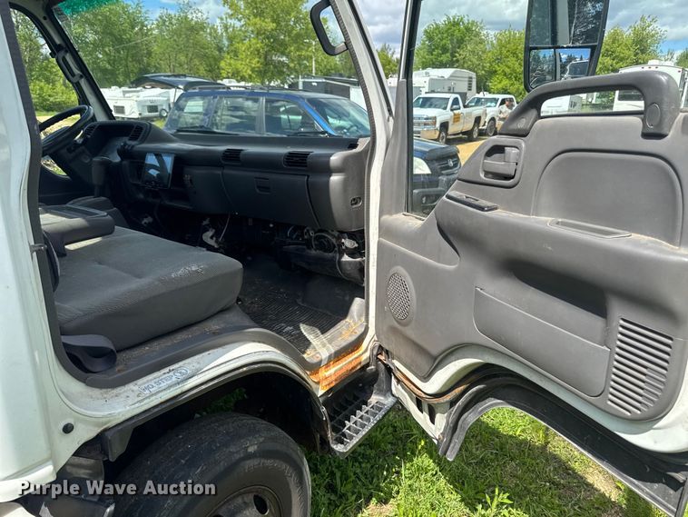 image for item EA2370 2005 Chevrolet W3500 truck cab and chassis