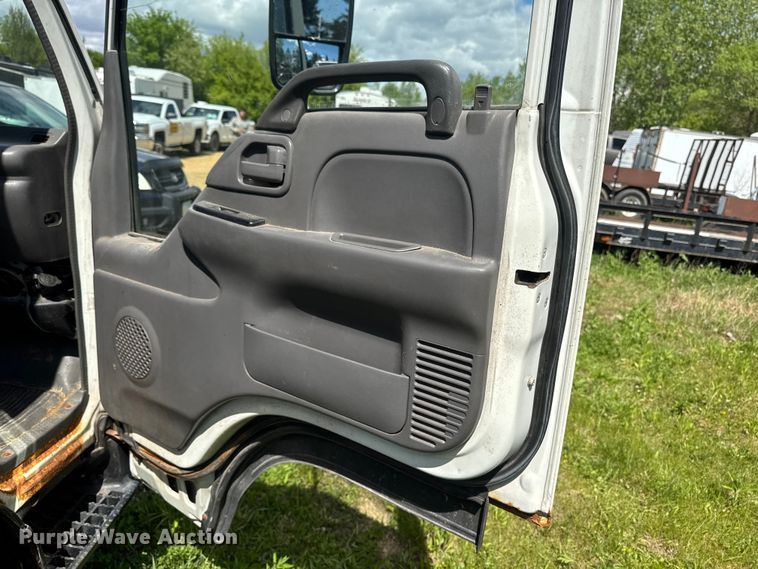 image for item EA2370 2005 Chevrolet W3500 truck cab and chassis