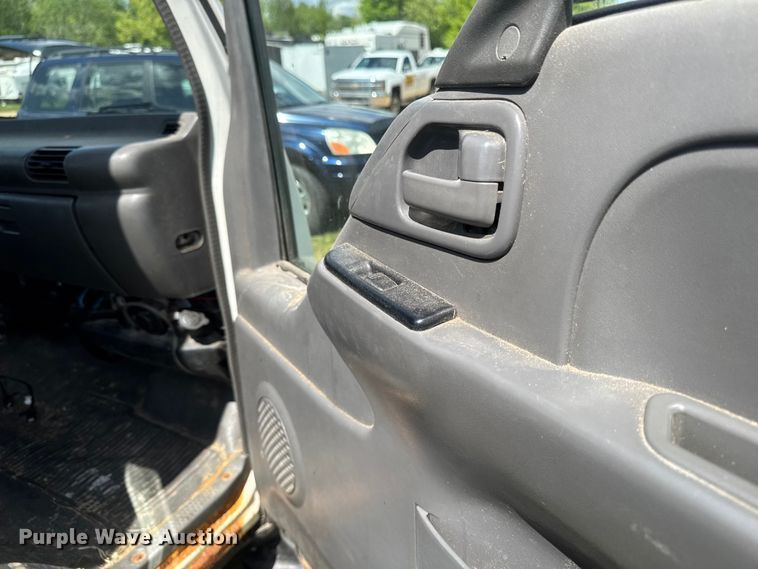 image for item EA2370 2005 Chevrolet W3500 truck cab and chassis