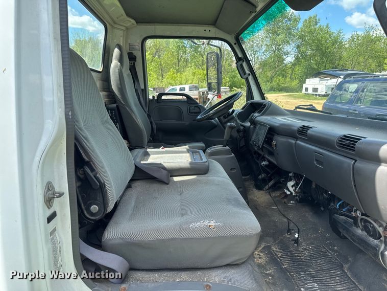 image for item EA2370 2005 Chevrolet W3500 truck cab and chassis