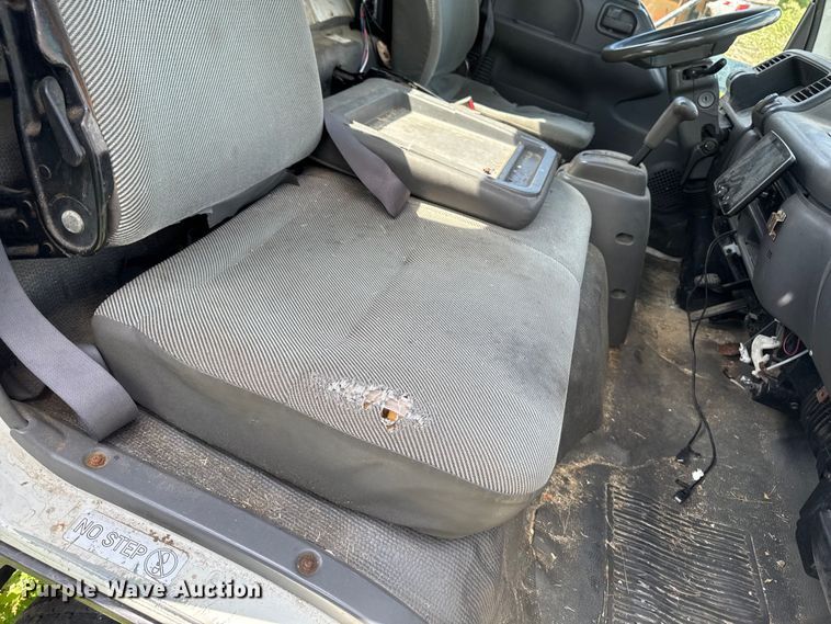 image for item EA2370 2005 Chevrolet W3500 truck cab and chassis