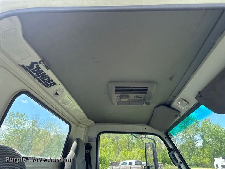 image for item EA2370 2005 Chevrolet W3500 truck cab and chassis