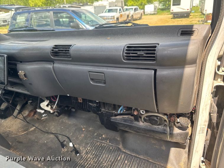 image for item EA2370 2005 Chevrolet W3500 truck cab and chassis