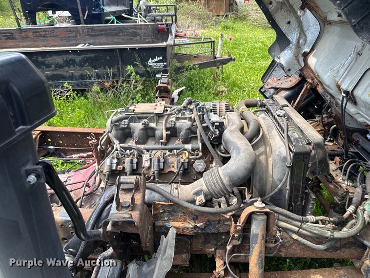 image for item EA2370 2005 Chevrolet W3500 truck cab and chassis