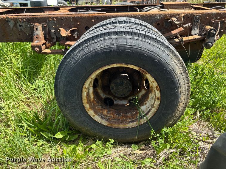 image for item EA2370 2005 Chevrolet W3500 truck cab and chassis