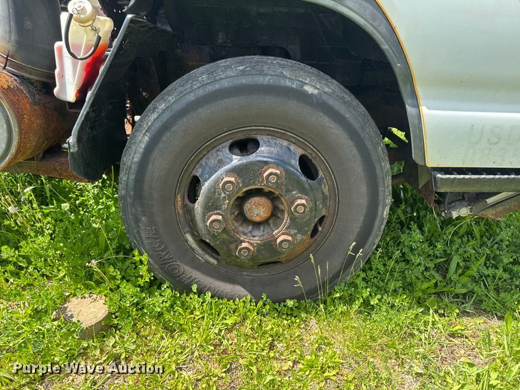 image for item EA2370 2005 Chevrolet W3500 truck cab and chassis