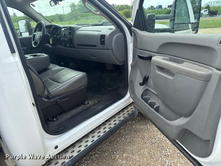 image for item EA2372 2011 GMC Sierra 2500HD utility bed pickup truck