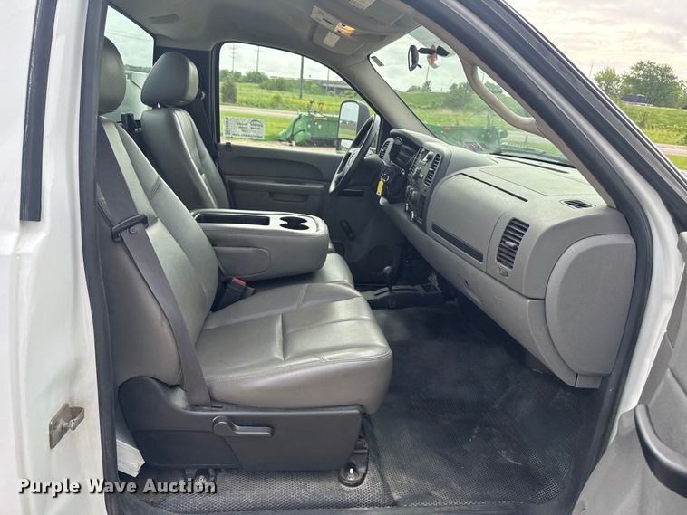 image for item EA2372 2011 GMC Sierra 2500HD utility bed pickup truck