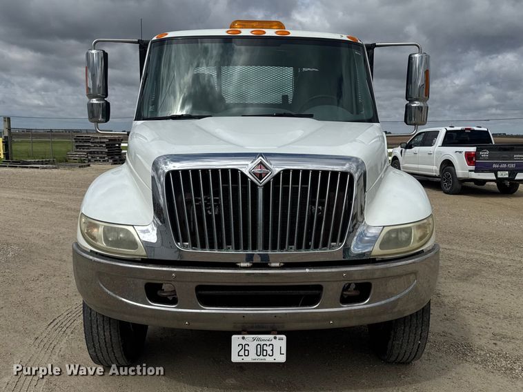 image for item EA2373 2003 International 4400 flatbed truck