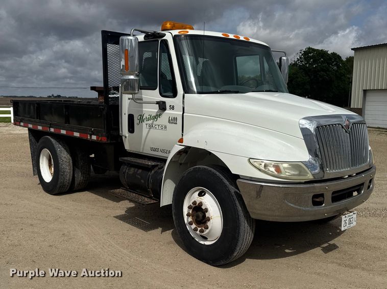 image for item EA2373 2003 International 4400 flatbed truck