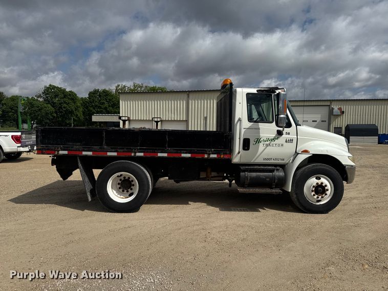 image for item EA2373 2003 International 4400 flatbed truck