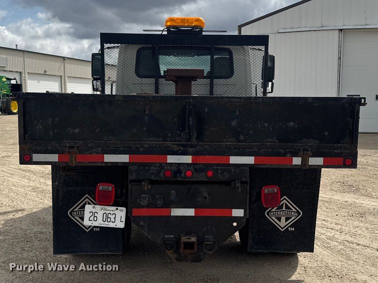 image for item EA2373 2003 International 4400 flatbed truck