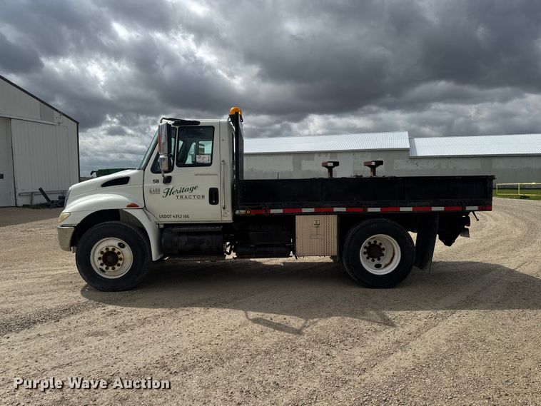 image for item EA2373 2003 International 4400 flatbed truck