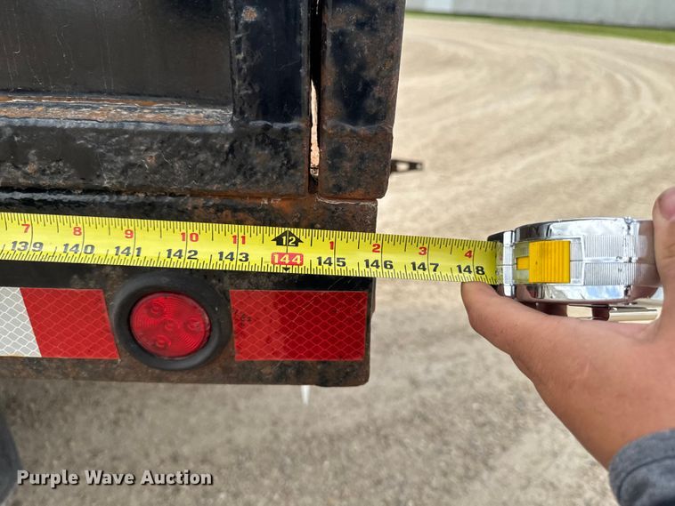 image for item EA2373 2003 International 4400 flatbed truck