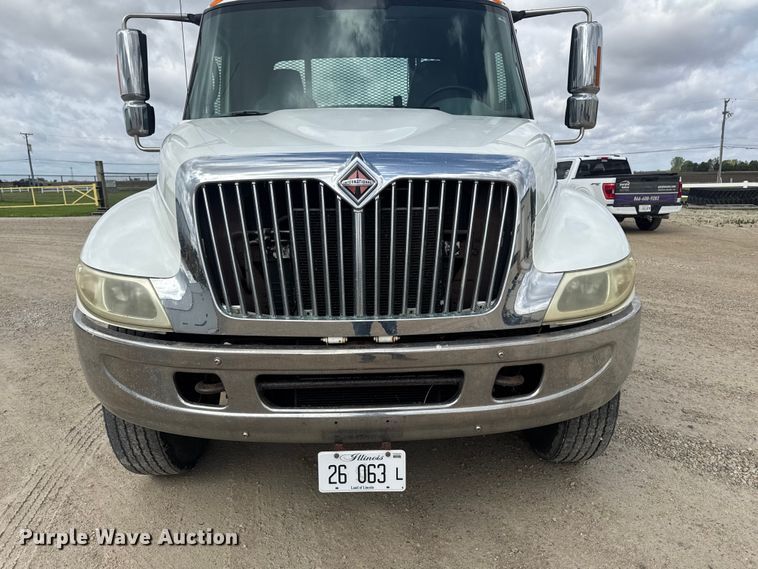 image for item EA2373 2003 International 4400 flatbed truck
