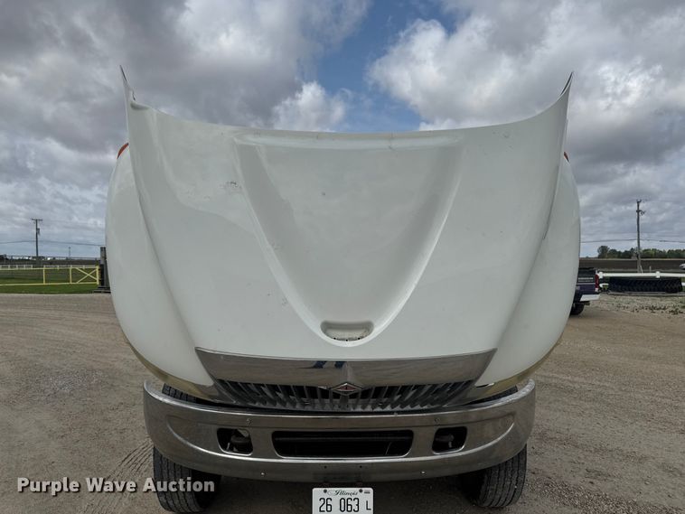 image for item EA2373 2003 International 4400 flatbed truck