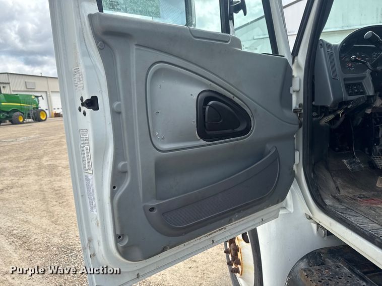 image for item EA2373 2003 International 4400 flatbed truck