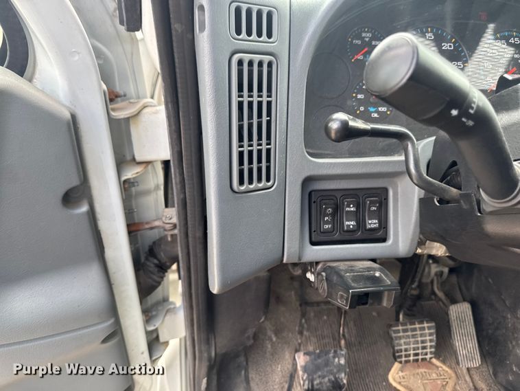 image for item EA2373 2003 International 4400 flatbed truck