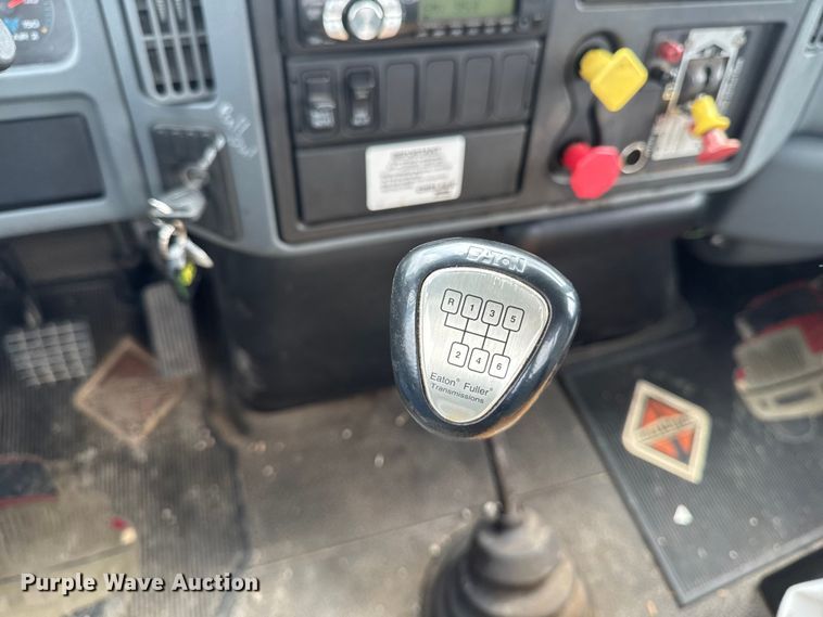 image for item EA2373 2003 International 4400 flatbed truck