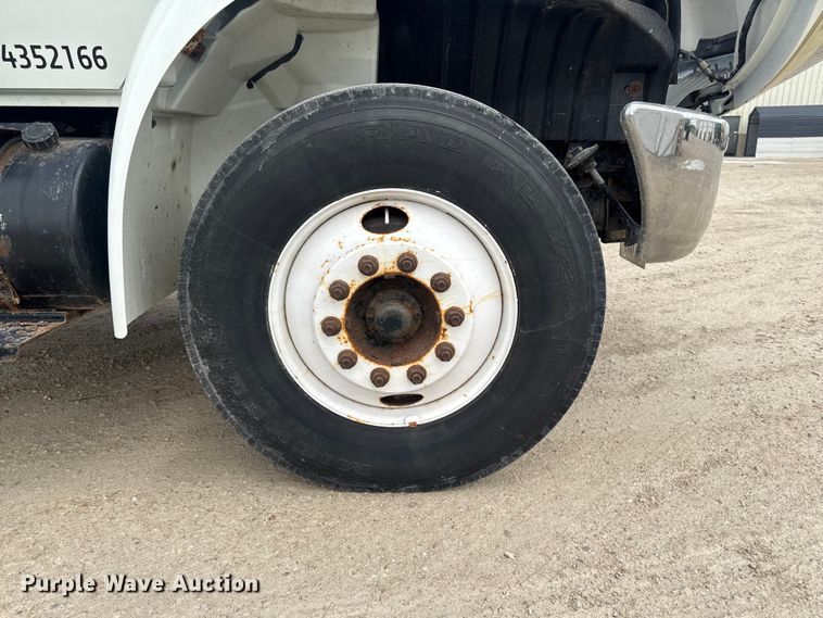 image for item EA2373 2003 International 4400 flatbed truck