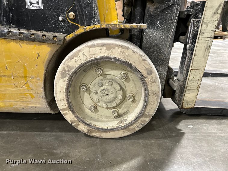image for item EA4873 Yale GLC040SVXNUSE082 forklift