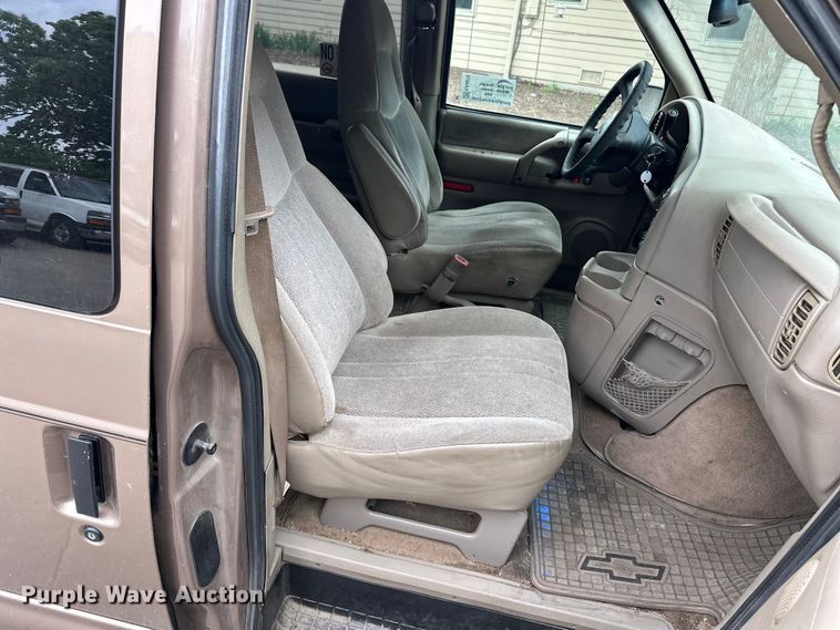 image for item EA4876 2004 Chevrolet Astro Van van