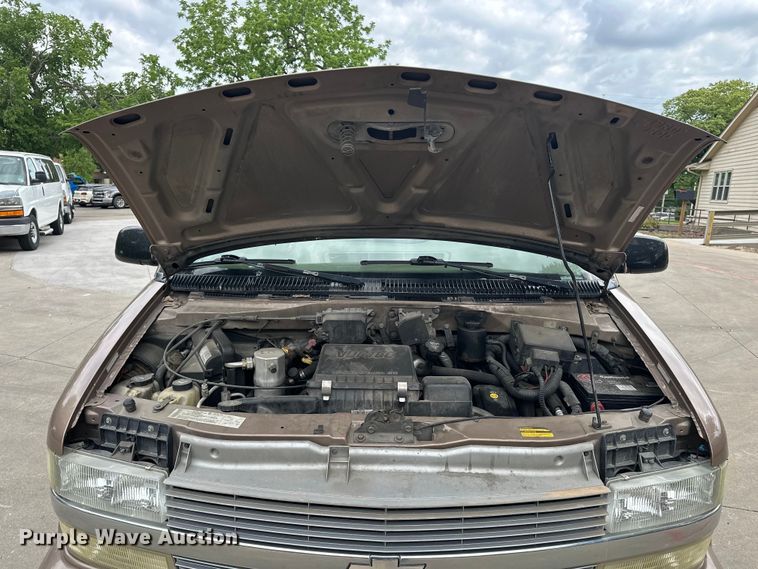 image for item EA4876 2004 Chevrolet Astro Van van