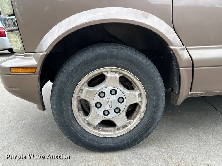 image for item EA4876 2004 Chevrolet Astro Van van