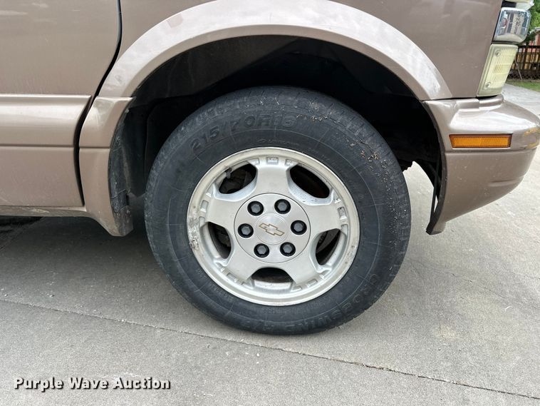 image for item EA4876 2004 Chevrolet Astro Van van