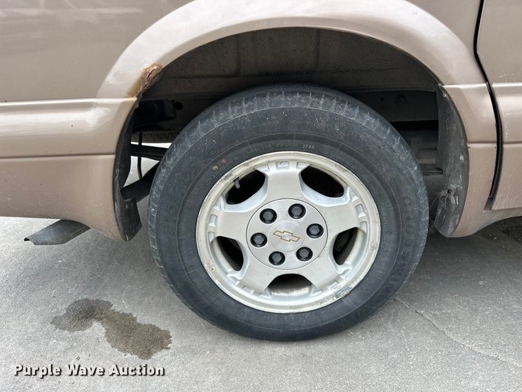 image for item EA4876 2004 Chevrolet Astro Van van