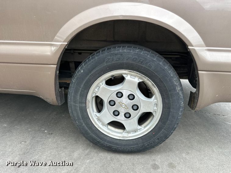 image for item EA4876 2004 Chevrolet Astro Van van