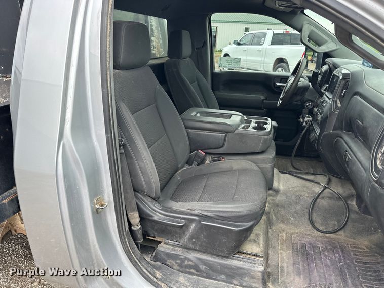 image for item EA4900 2020 Chevrolet 3500HD flatbed pickup truck