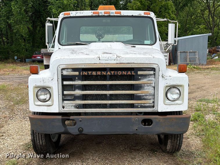 image for item EA4905 1984 International 1754 flatbed truck