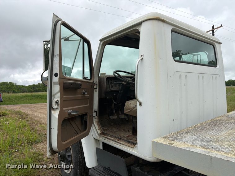 image for item EA4905 1984 International 1754 flatbed truck
