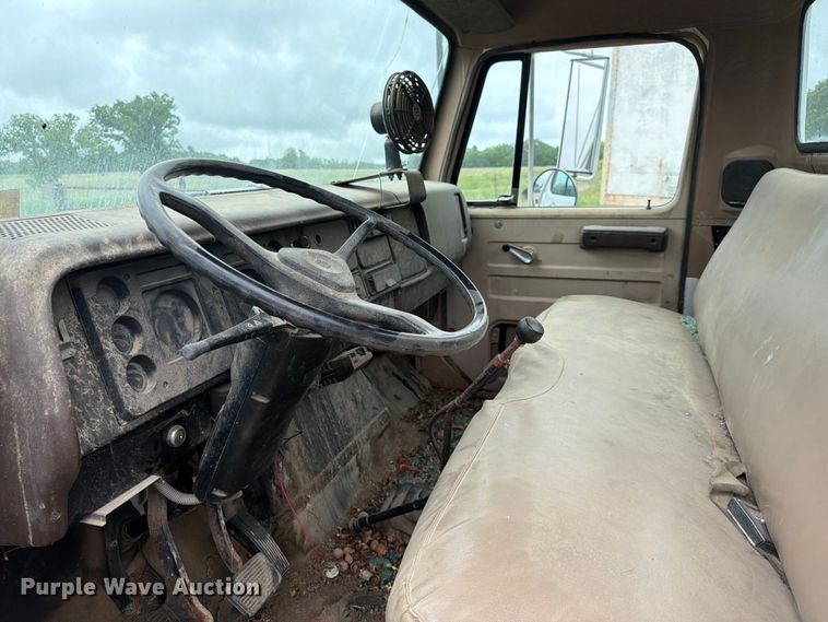 image for item EA4905 1984 International 1754 flatbed truck