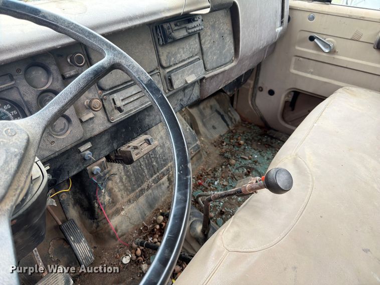 image for item EA4905 1984 International 1754 flatbed truck