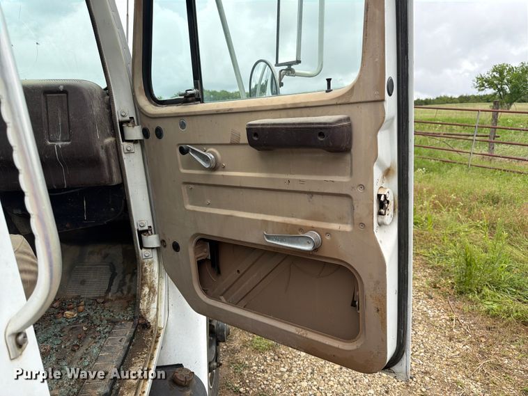image for item EA4905 1984 International 1754 flatbed truck
