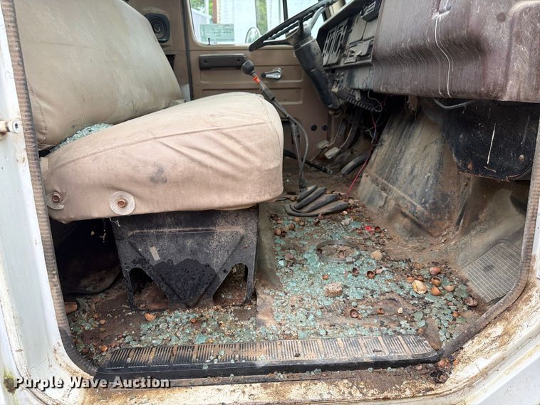 image for item EA4905 1984 International 1754 flatbed truck