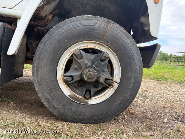 image for item EA4905 1984 International 1754 flatbed truck