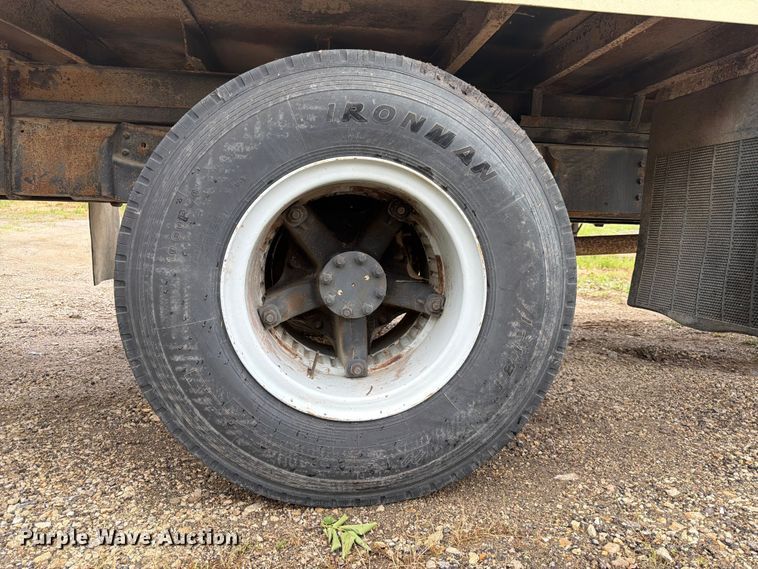image for item EA4905 1984 International 1754 flatbed truck
