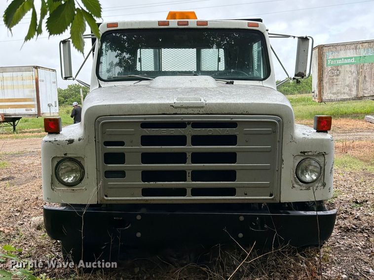 image for item EA4906 1985 Navistar 1654 dump flatbed truck