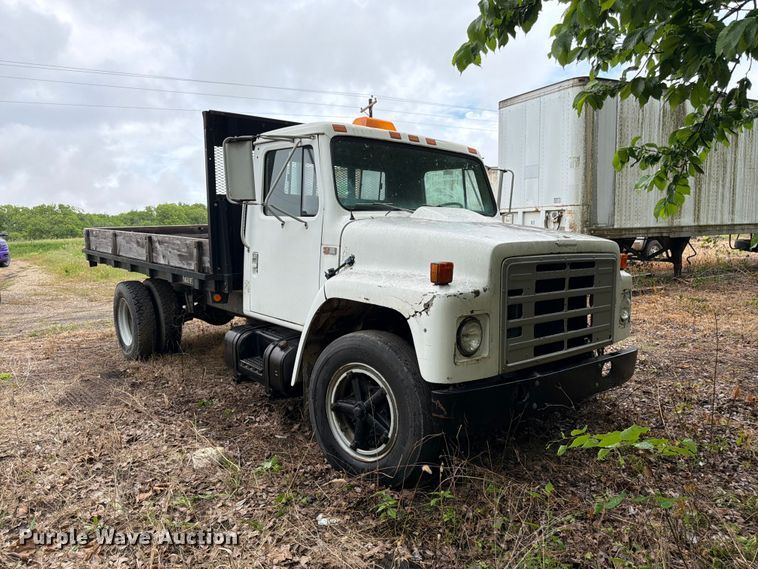 image for item EA4906 1985 Navistar 1654 dump flatbed truck