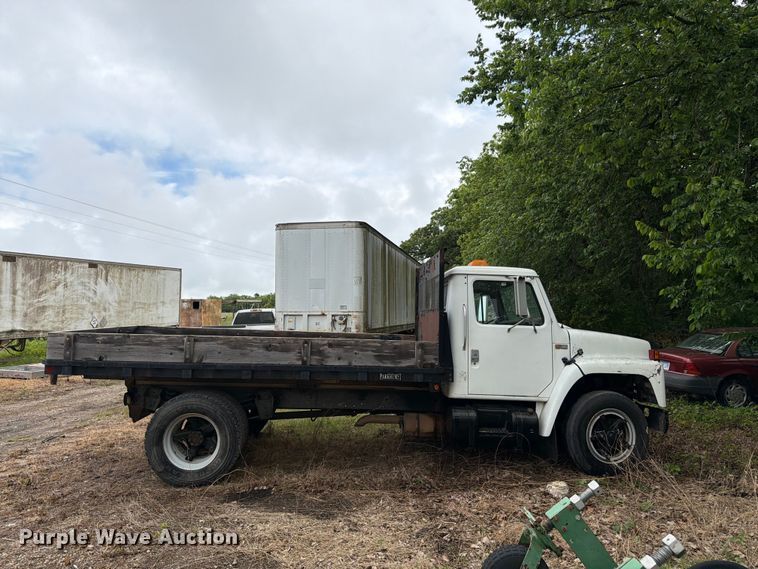 image for item EA4906 1985 Navistar 1654 dump flatbed truck