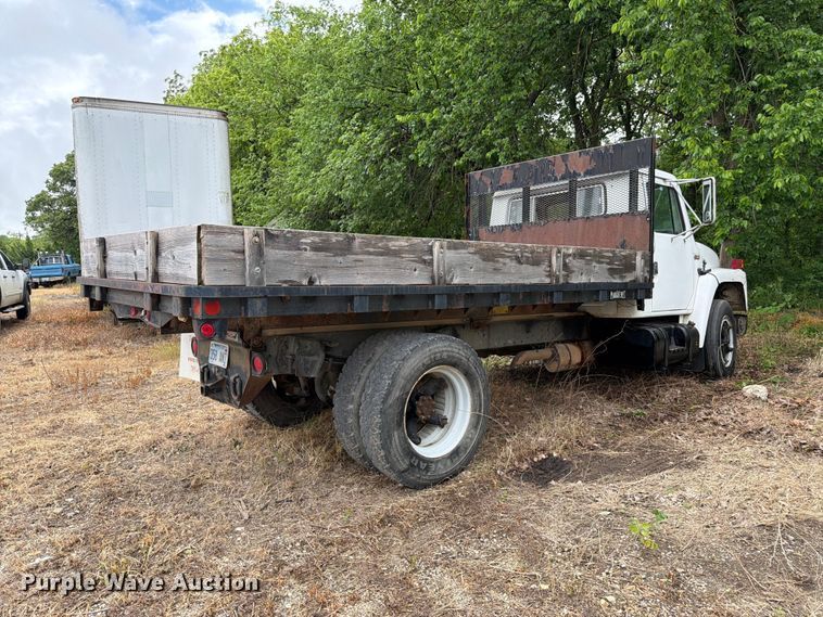image for item EA4906 1985 Navistar 1654 dump flatbed truck