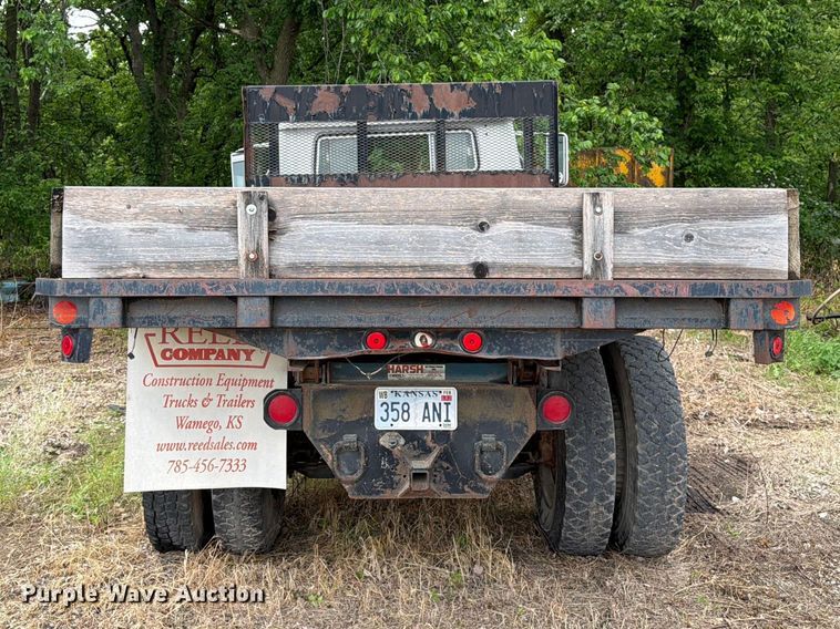 image for item EA4906 1985 Navistar 1654 dump flatbed truck