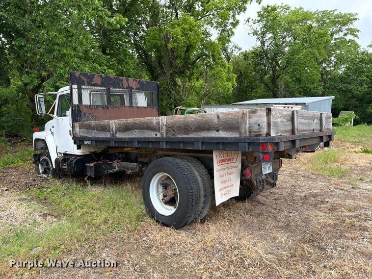 image for item EA4906 1985 Navistar 1654 dump flatbed truck